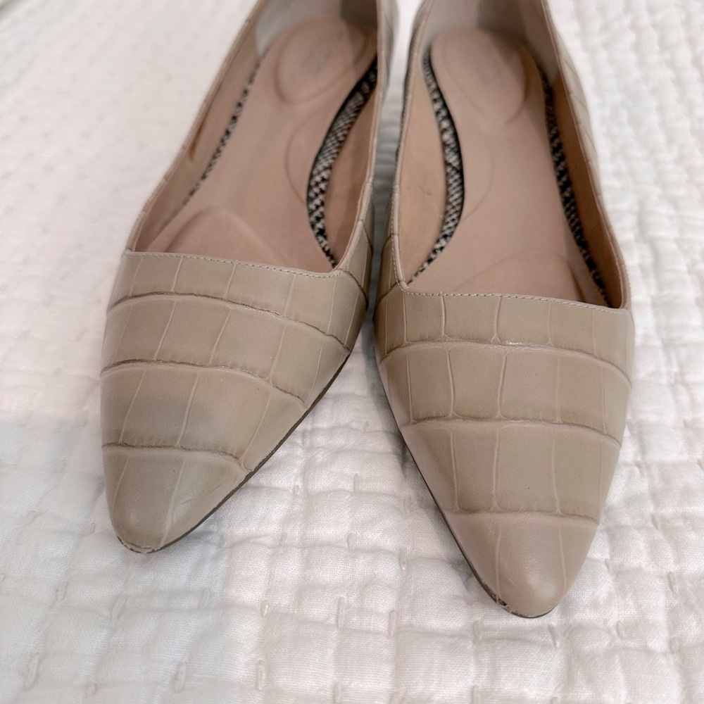 Elegant Beige Croc-Embossed Women's Heels